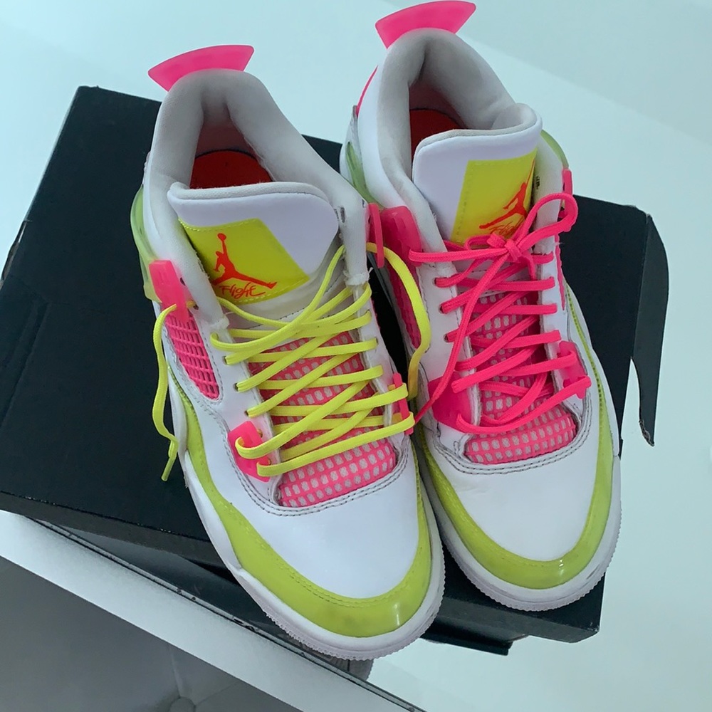 Gently used air Jordan 4 retro SE girls